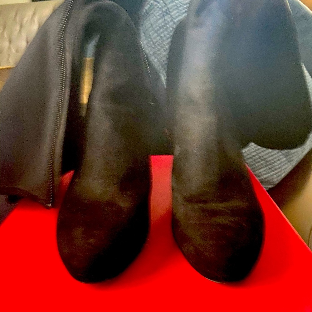 Black heeled boots